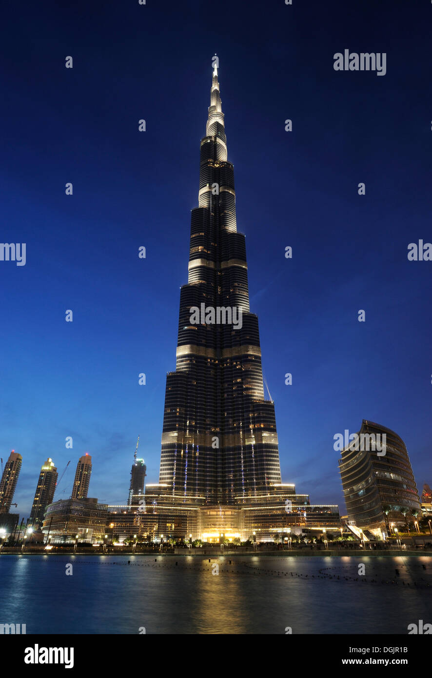 Il Burj Khalifa, con 828m di altezza della torre più alte del mondo, Fontana di Dubai al di fuori del centro commerciale di Dubai, Dubai Business Bay Foto Stock