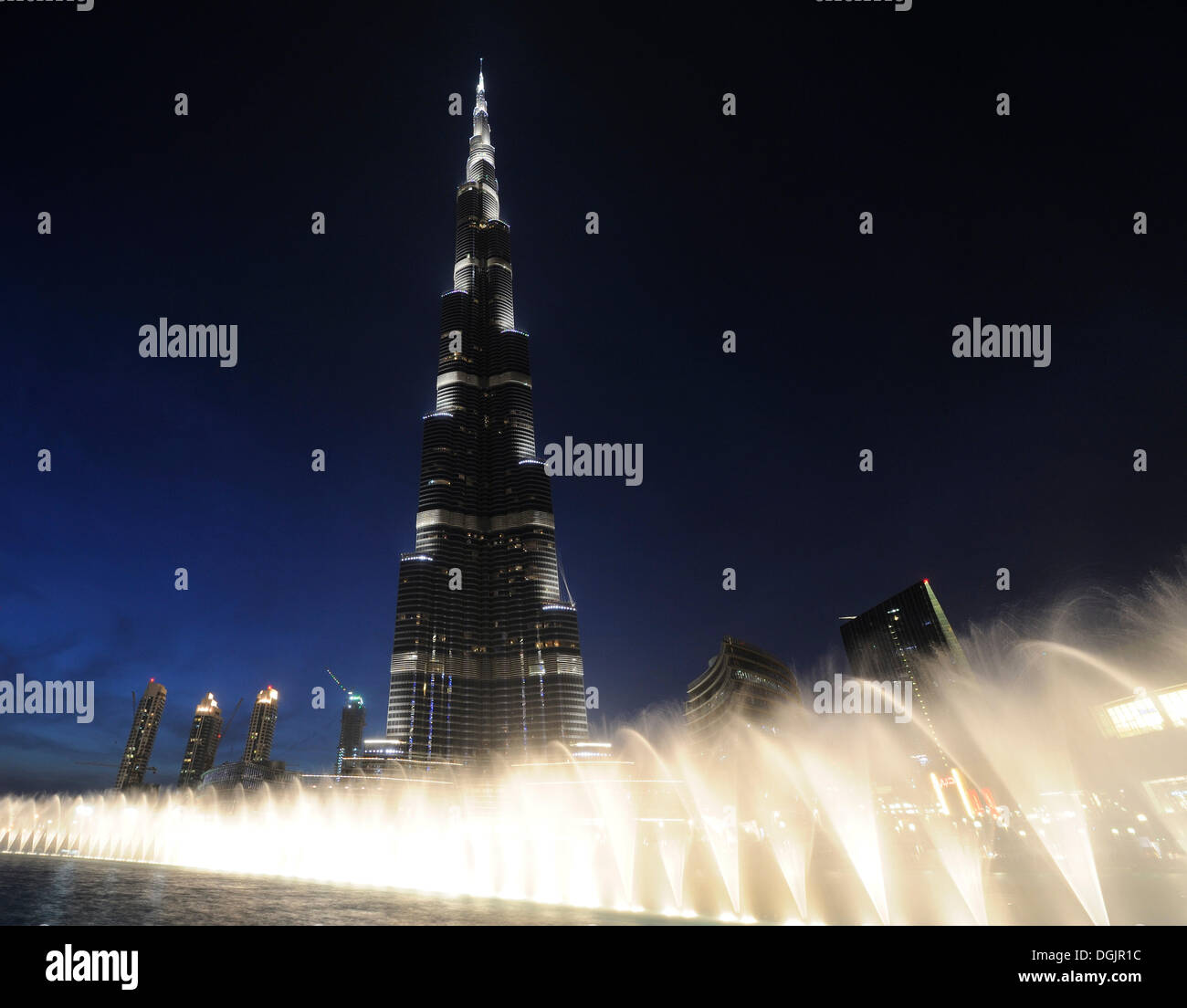 Il Burj Khalifa, con 828m di altezza della torre più alte del mondo, Fontana di Dubai al di fuori del centro commerciale di Dubai, Dubai Business Bay Foto Stock