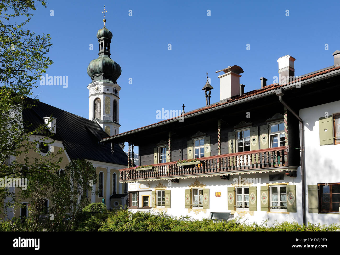 Chiesa parrocchiale di San Pankratius e una vecchia casa colonica, Lenzenhof, Reit im Winkl, Chiemgau, Alta Baviera, Baviera Foto Stock