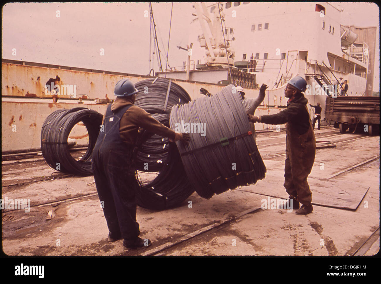 I lavoratori scaricano i cavi presso il terminal di Port Covington situato nella filiale centrale del porto di Baltimora, un sito fondamentale per la spedizione e il trasporto di merci nella regione. Foto Stock