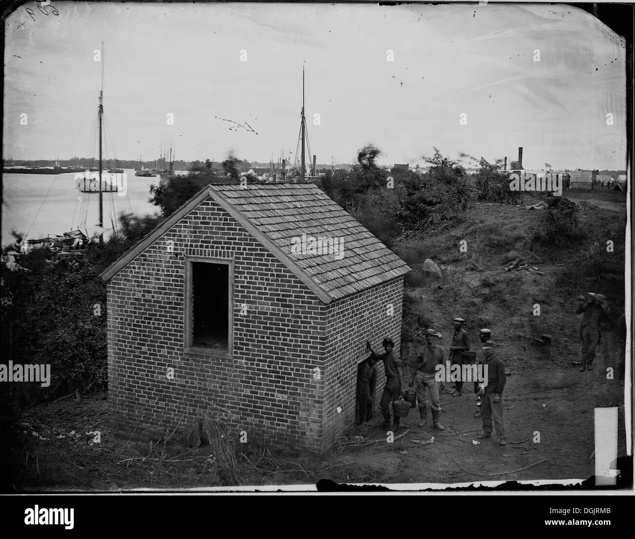 I soldati vengono mostrati raccogliendo acqua da una casa di sorgente a White House Landing. Questa immagine cattura un momento della vita quotidiana durante un'operazione militare, evidenziando le esigenze pratiche dei soldati sul campo. Foto Stock
