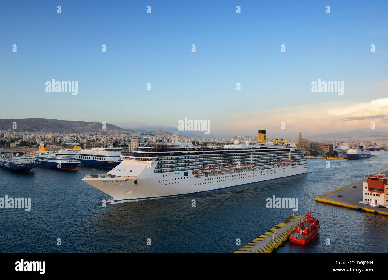 Costa Atlantica nave da crociera nel porto del Pireo, in Grecia, in Europa Foto Stock