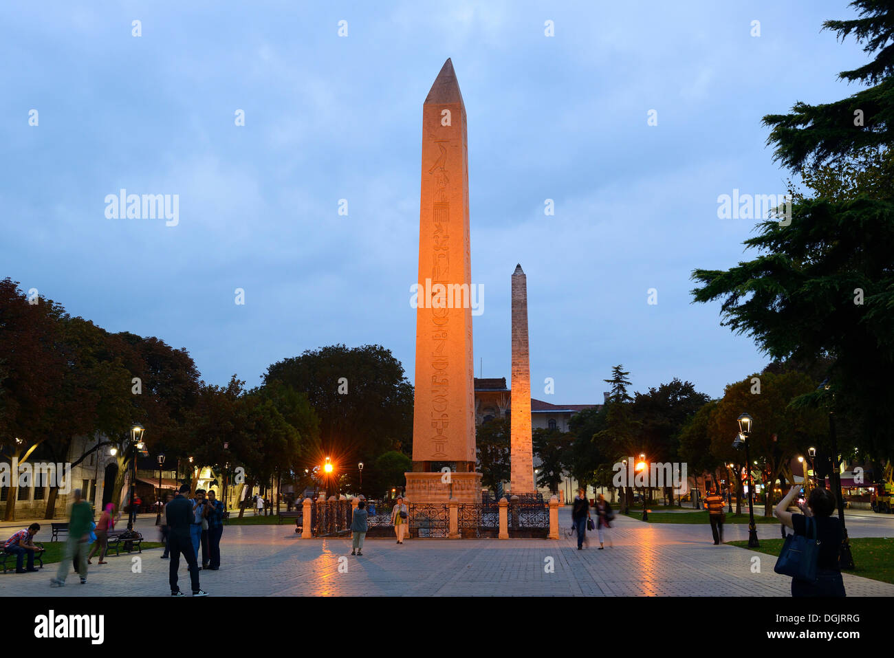 Obelisco Egiziano e un obelisco di mattoni sull'ippodromo o sulla piazza di Sultanahmet, Istanbul, Provincia di Istanbul, Turchia Foto Stock