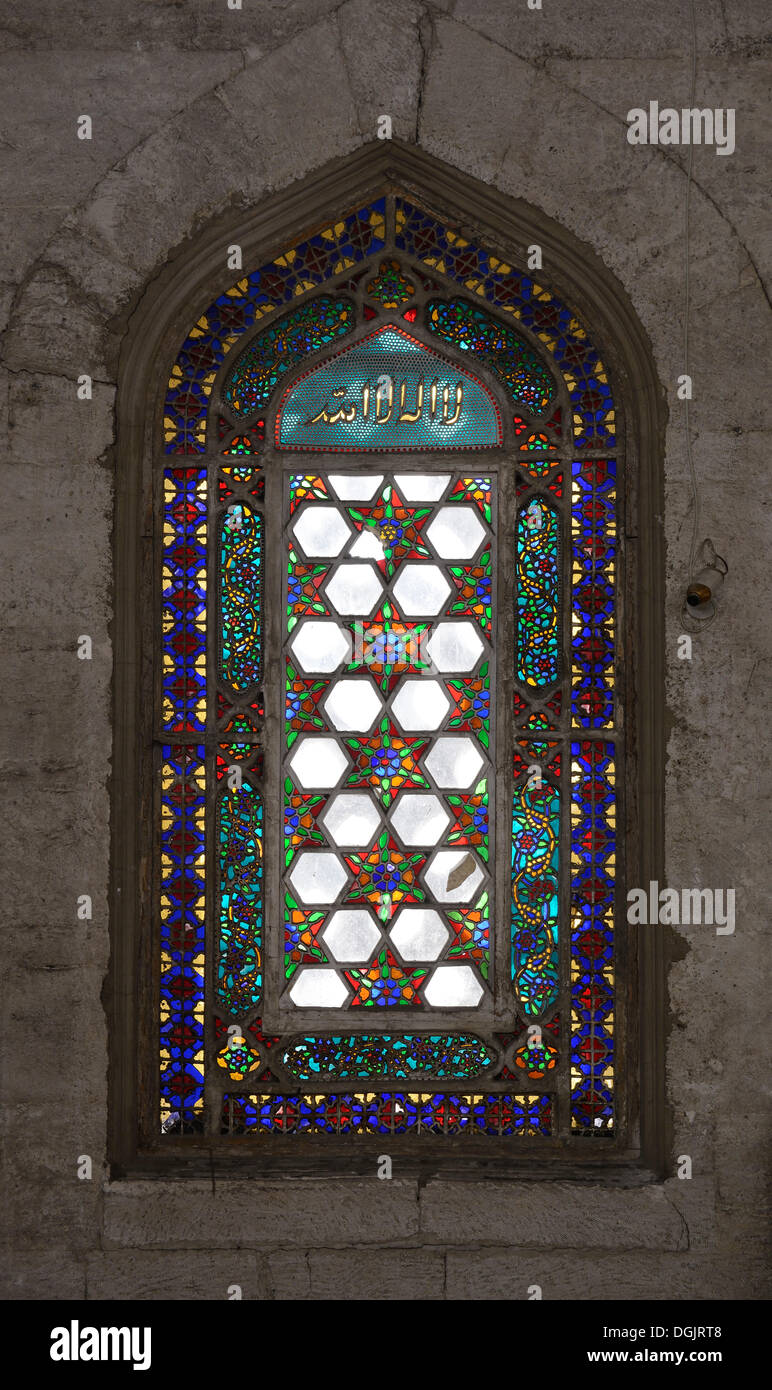 Finestra decorata in moschea, Sokollu Mehmet Pasha moschea, Sokollu Mehmed Paşa Camii, Sultanahmet, Istanbul, lato europeo Foto Stock