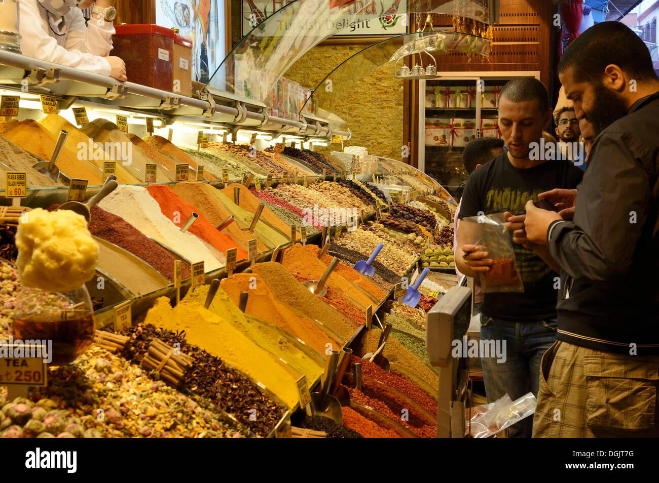 Il Bazar delle Spezie, il Bazaar Egiziano, Misir Carsisi, Eminönü, Istanbul, parte europea, Provincia di Istanbul, Turchia, lato europeo Foto Stock