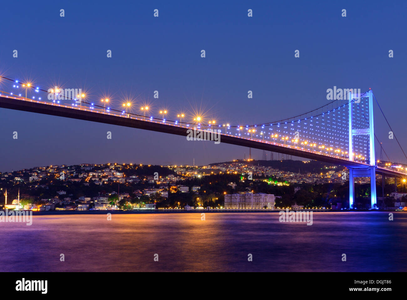 Ponte sul Bosforo e Palazzo Beylerbeyi sulla sponda asiatica, visto da Ortakoey, Üsküdar, Istanbul, asiatici ed europei Foto Stock