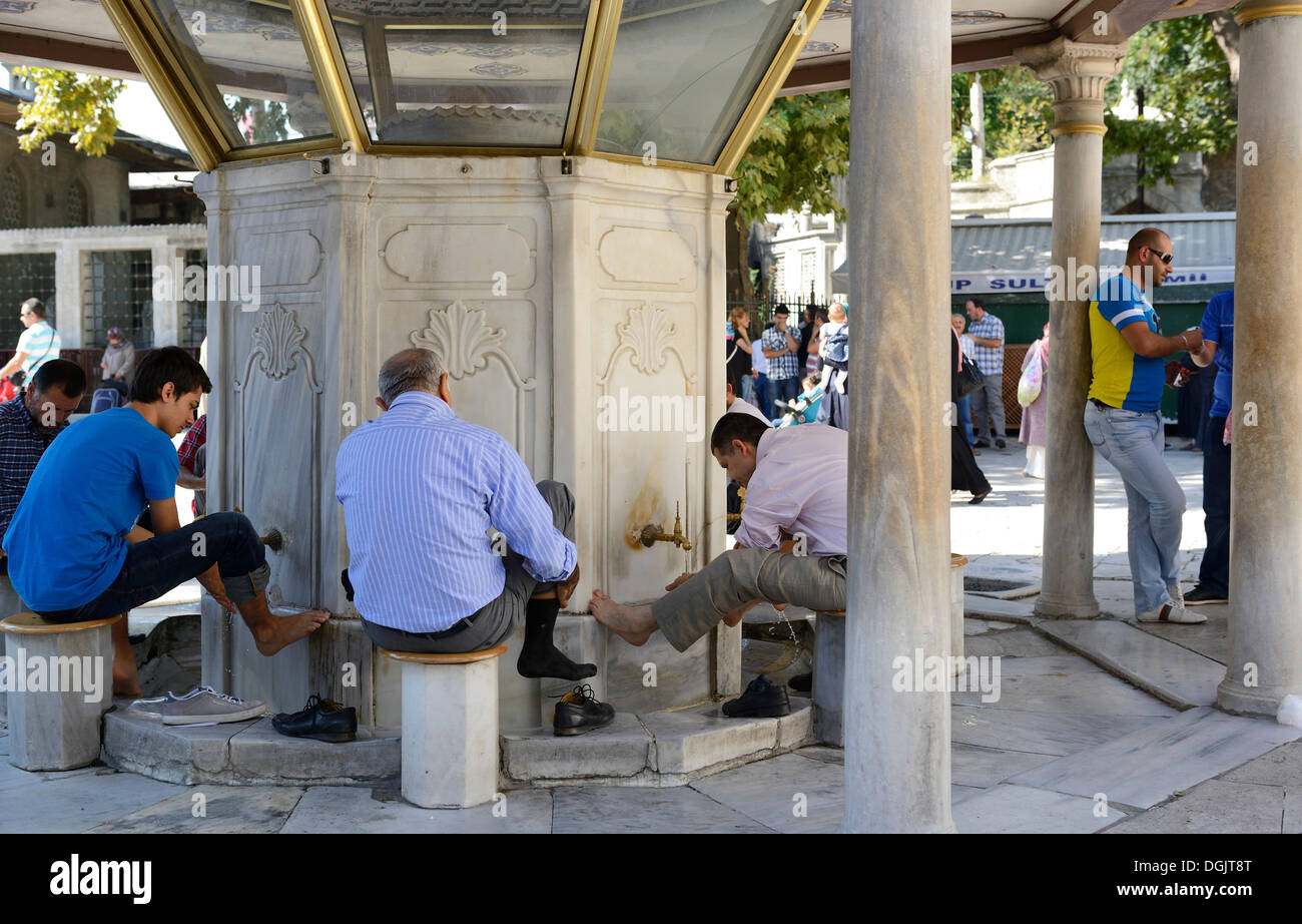 Fontana di purificazione al Eyuep la Moschea del Sultano, rituale di lavaggio dei piedi, Eyüp, Istanbul, parte europea, Provincia di Istanbul, Turchia Foto Stock