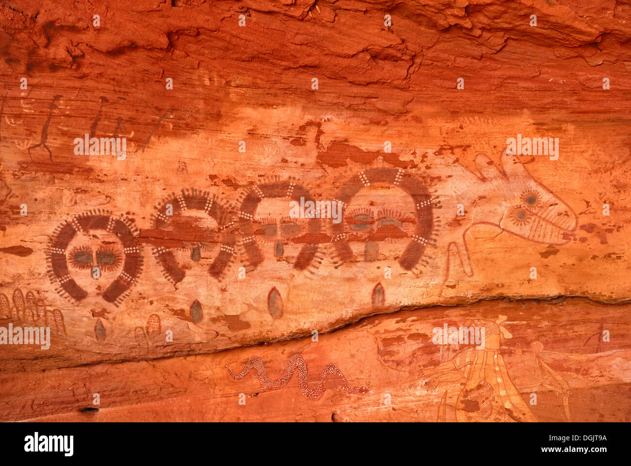 Storico rock aborigena carving, dettaglio, a sud di Alice Springs, Territorio del Nord, l'Australia Foto Stock