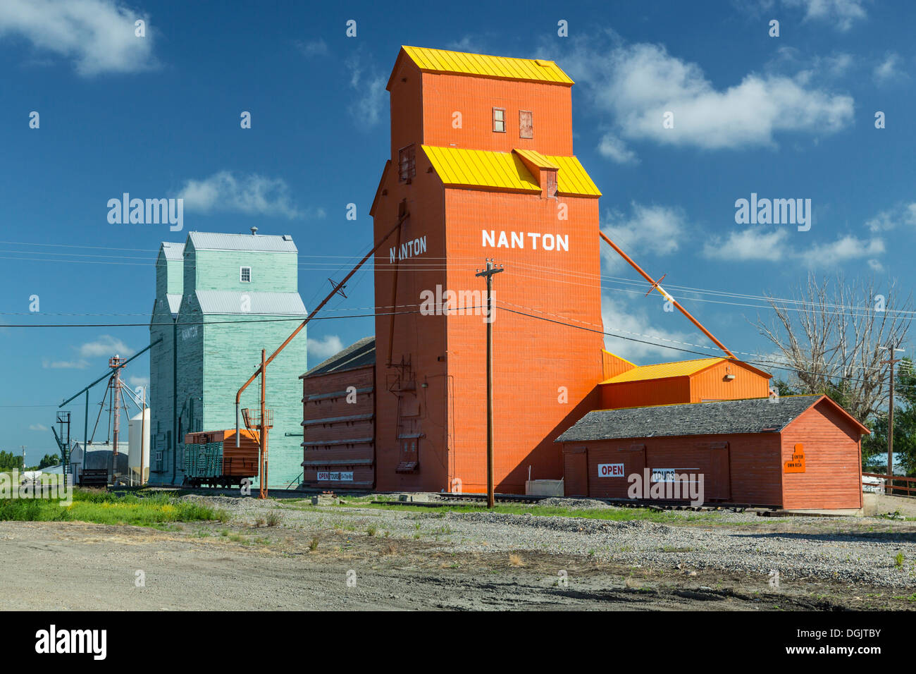 Prairie elevatori della granella a Nanton, Alberta, Canada. Foto Stock