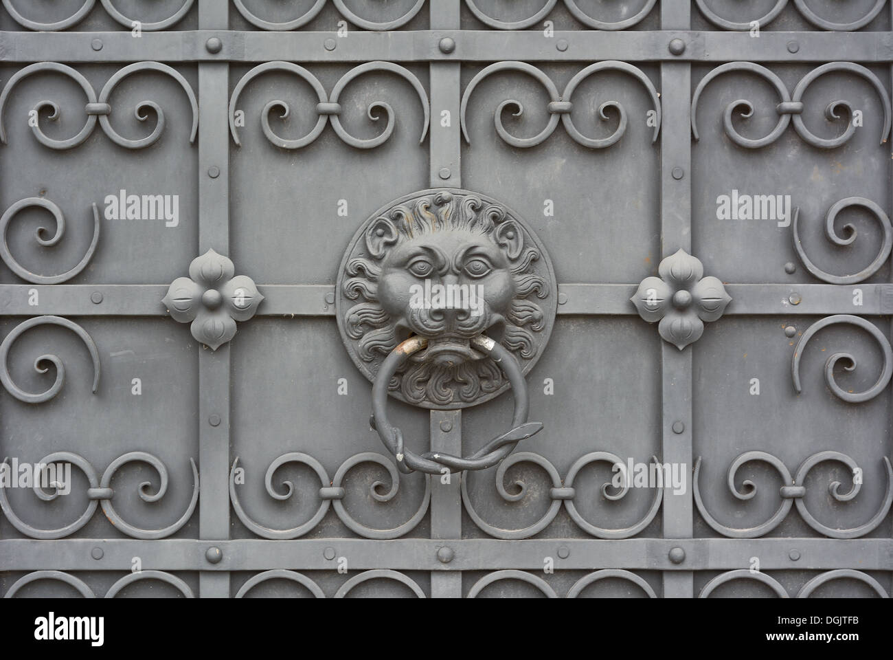 Lion faccia sul ferro battuto porta al Museo Nazionale Bavarese a Monaco di Baviera Foto Stock