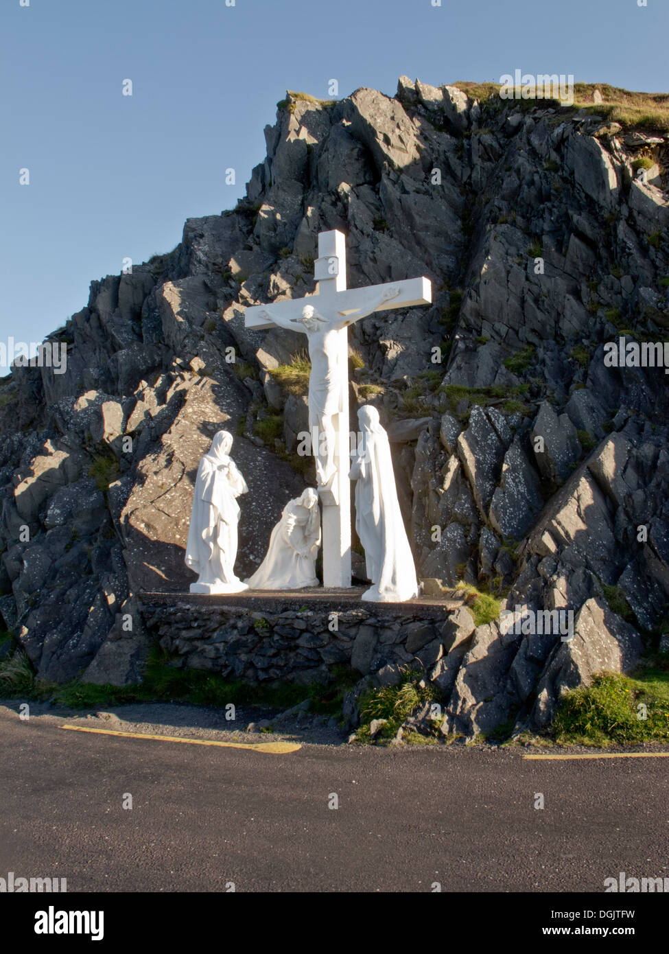 Statua del Crocifisso e la Vergine Maria sulla testa Slea unità della penisola di Dingle Co. Kerry Irlanda Foto Stock