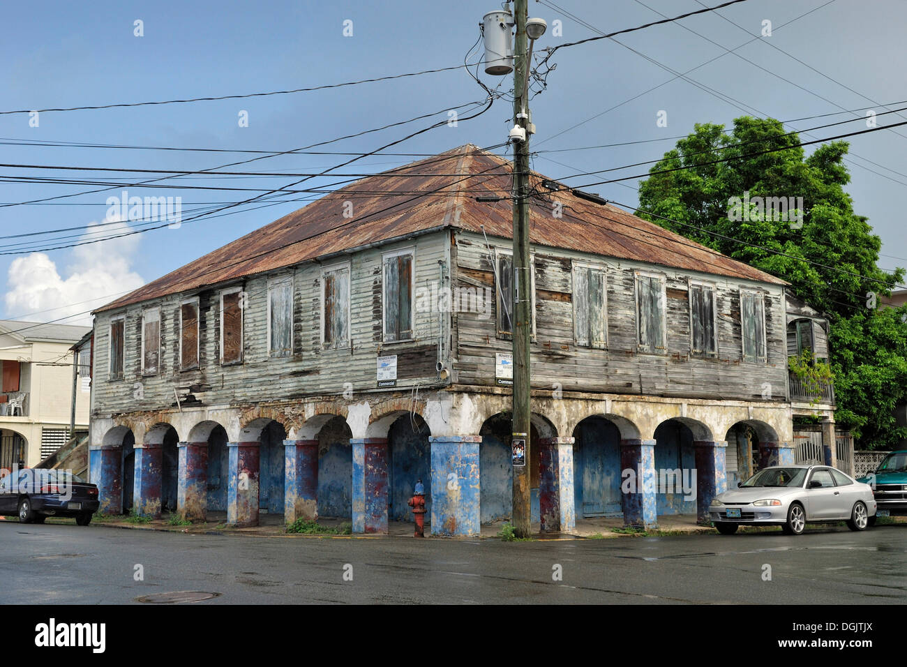 Vecchia casa con portici, in bisogno di un rinnovo, Frederiksted, St. Croix island, Isole Vergini americane, STATI UNITI D'AMERICA Foto Stock