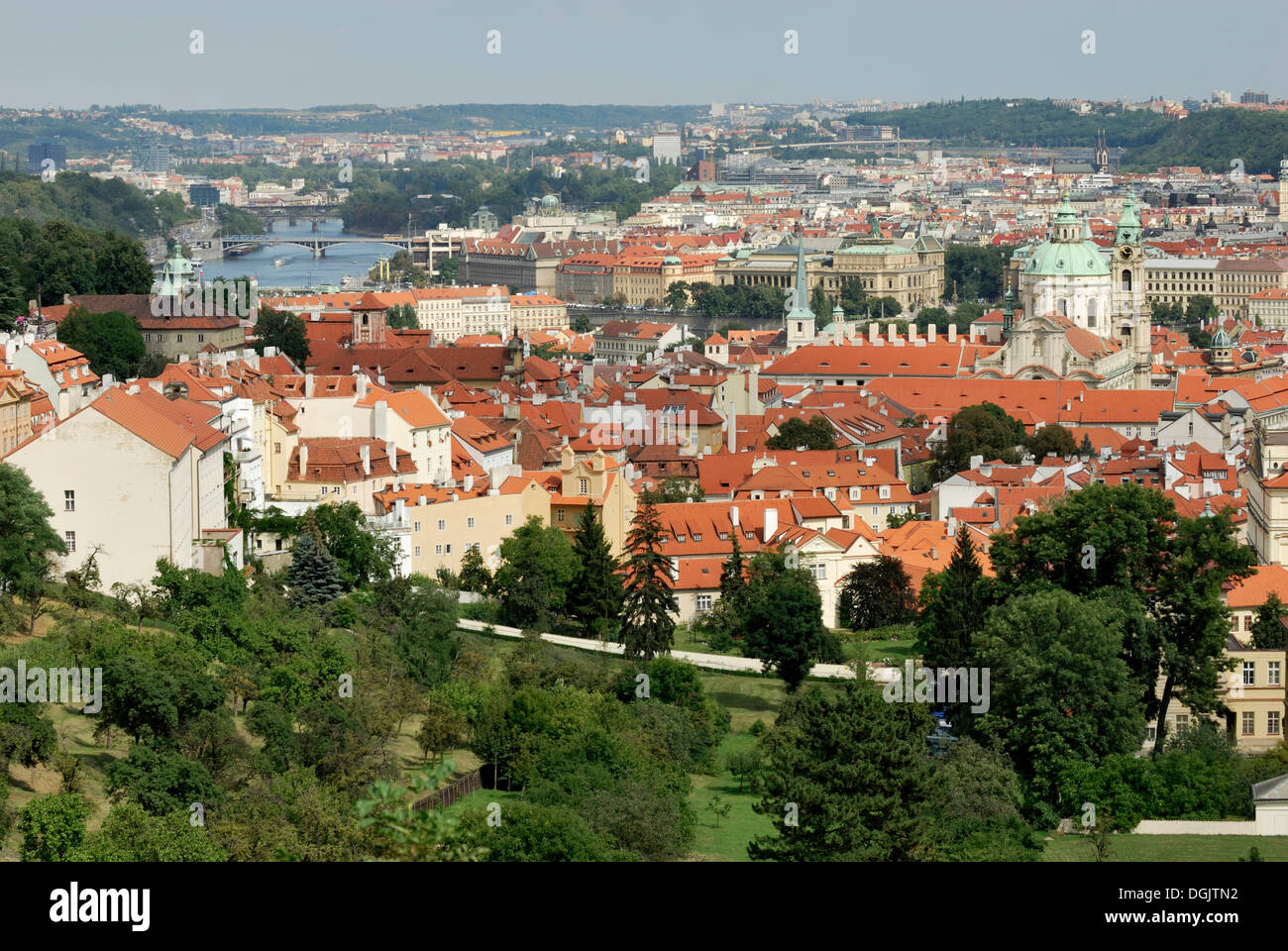 Vista dal monastero di Strahov sulla città di Praga e sul fiume Moldava, Repubblica Ceca, Europa Foto Stock