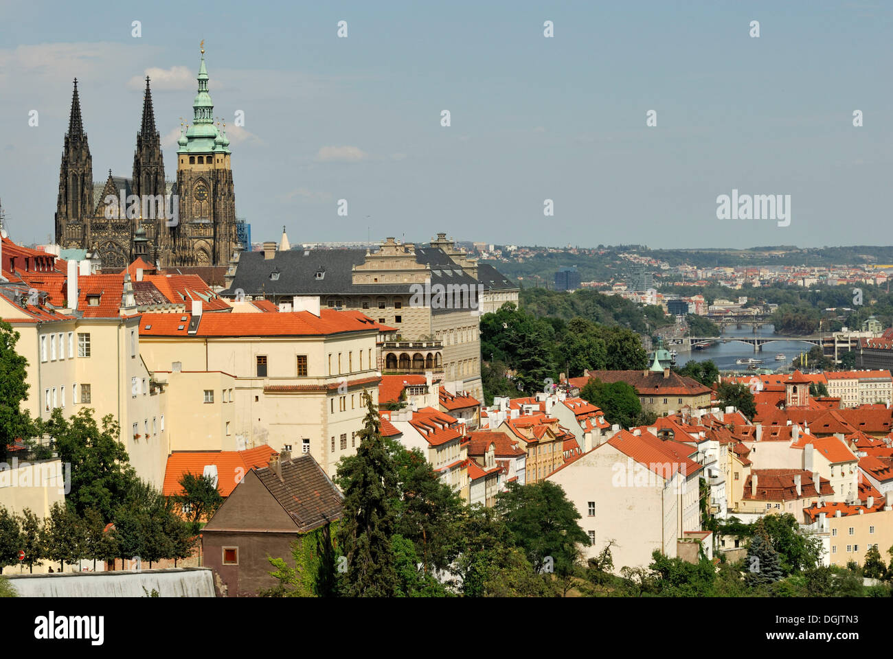 Vista dal monastero di Strahov sopra la città di Praga, la cattedrale gotica di San Vito e il fiume Moldava, Repubblica Ceca Foto Stock