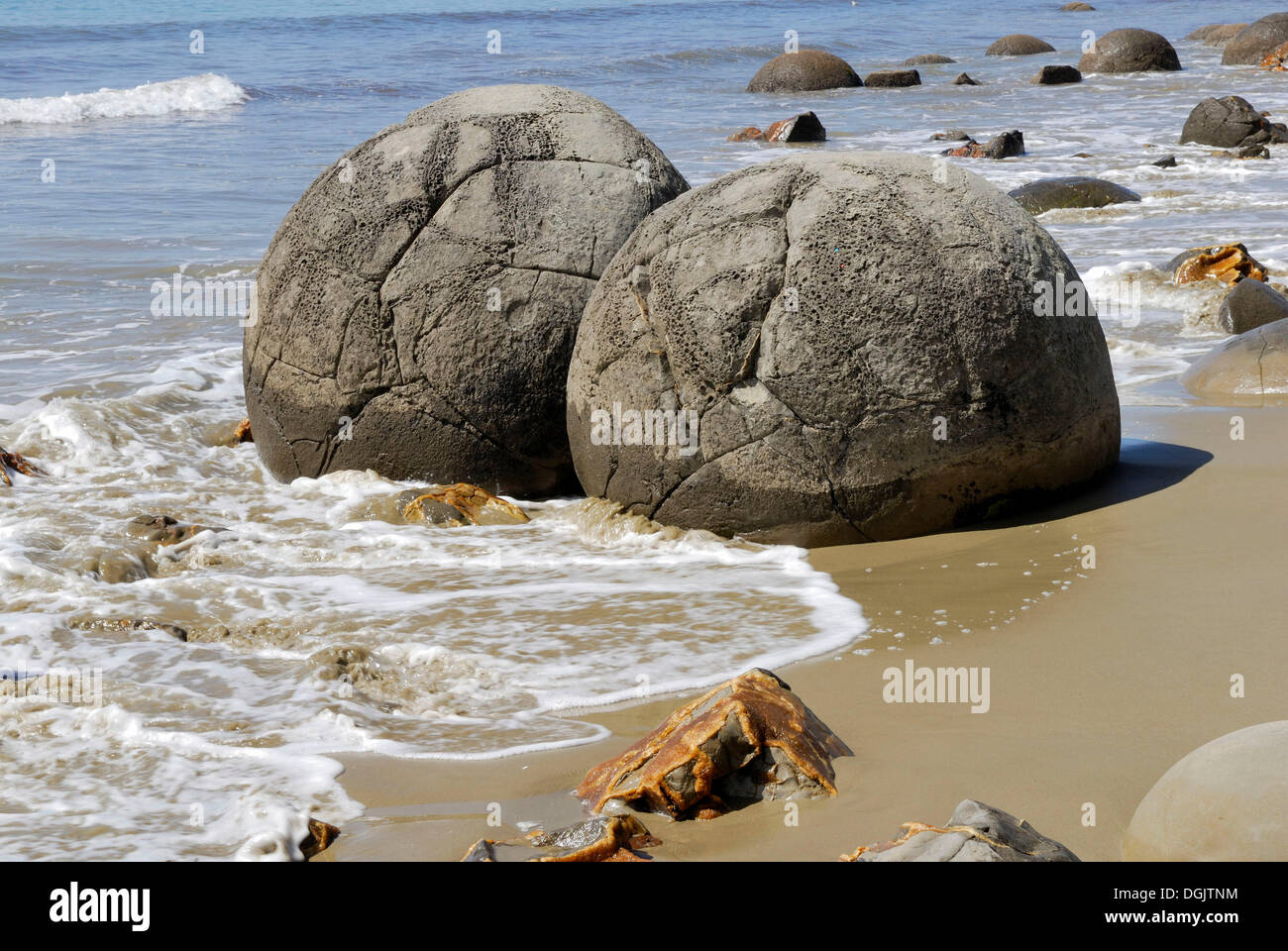 Formazione geologica del Moeraki Boulders, vista parziale, Moeraki, East Coast, Isola del Sud, Nuova Zelanda Foto Stock