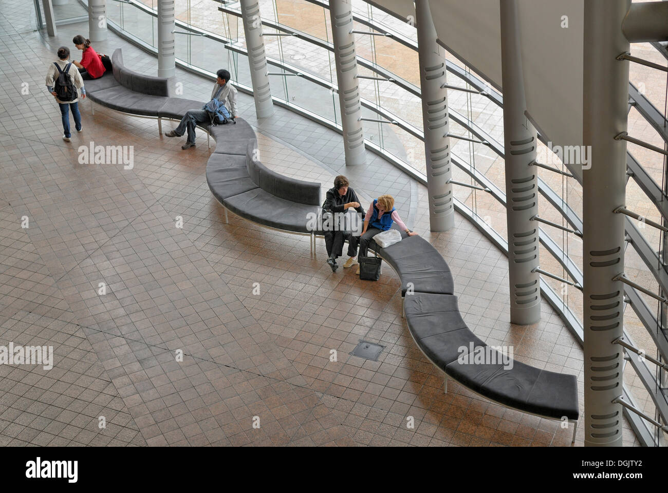 Visitatore panche nella lobby di Christchurch Art Gallery, progettato dall'architetto David Cole, all'angolo di Worcester Boulevard Foto Stock
