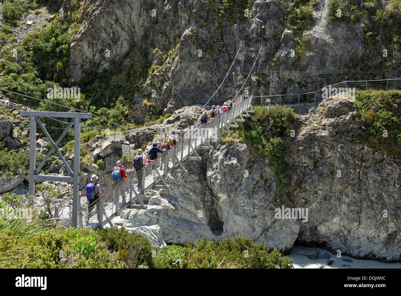 Sospensione pedonale ponte sopra il fiume Hooker, Hooker Valley a piedi, parco nazionale di Mount Cook, isola del Sud, Nuova Zelanda Foto Stock