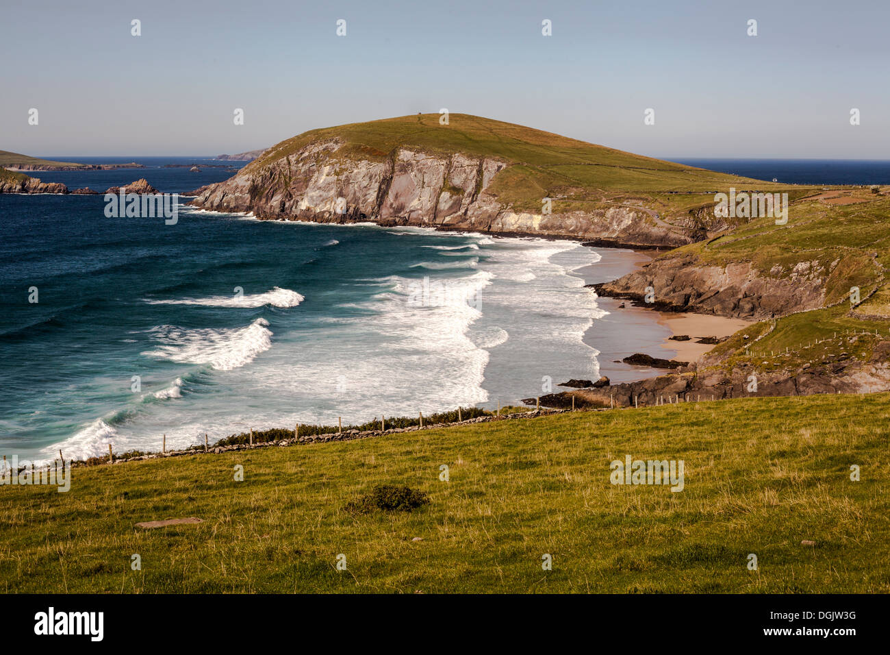 La costa frastagliata si affaccia Counemoole strand e Dunmore Testa della penisola di Dingle Irlanda Foto Stock