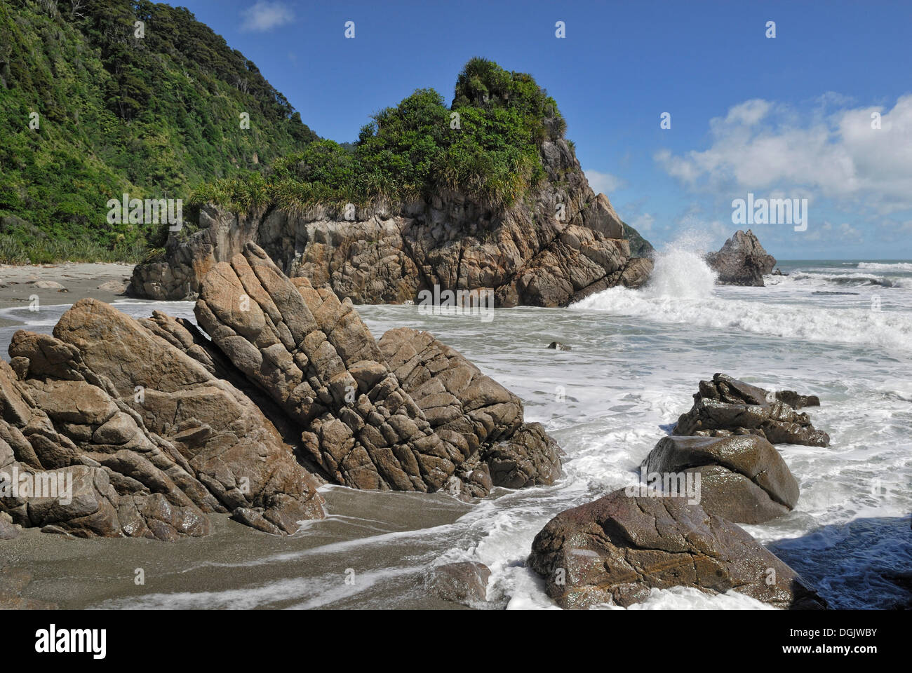 Rocce costiere nel surf vicino a Charleston, Costa Ovest, Mare di Tasman, Isola del Sud, Nuova Zelanda Foto Stock