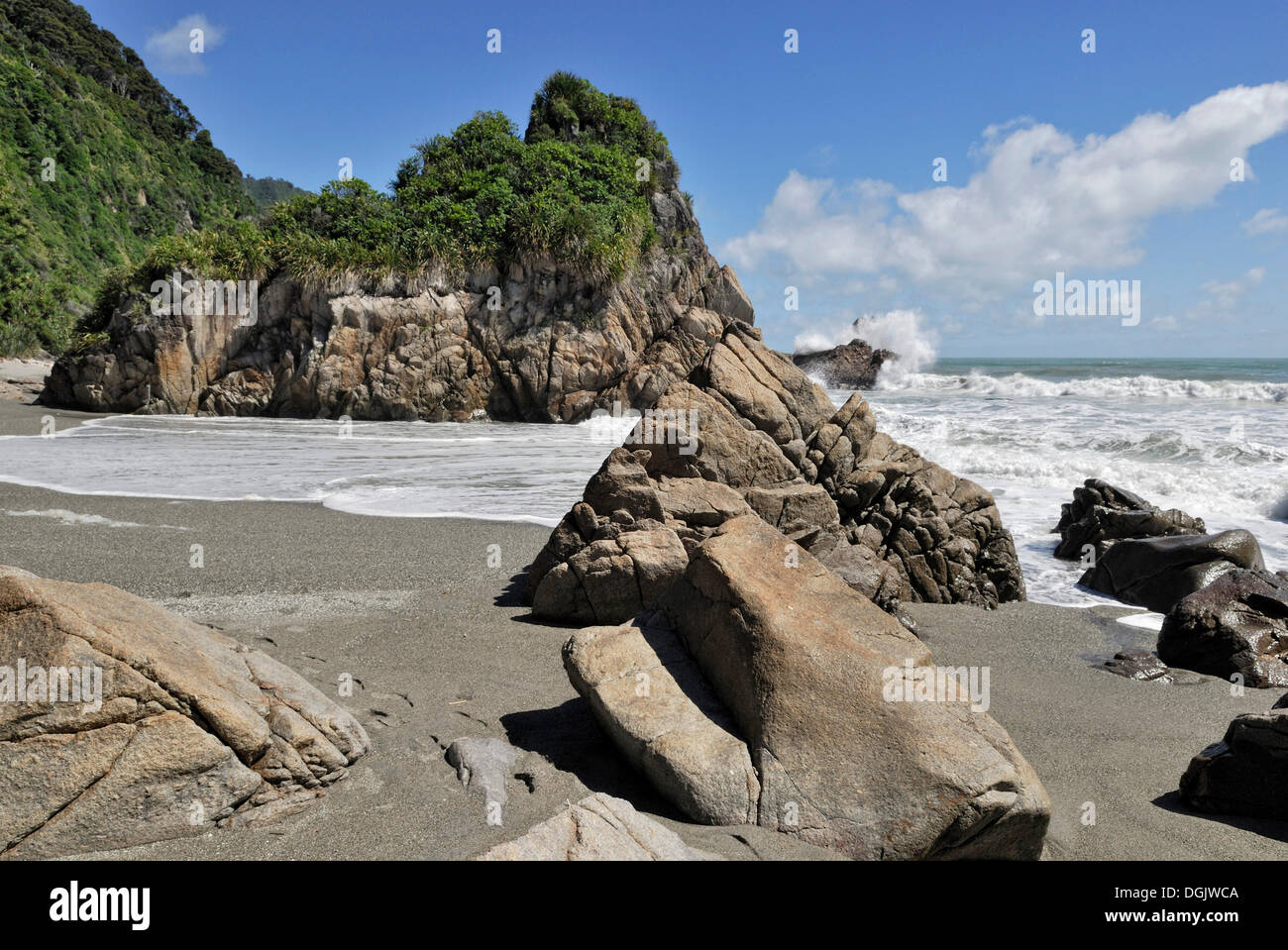 Rocce costiere nel surf vicino a Charleston, Costa Ovest, Mare di Tasman, Isola del Sud Foto Stock