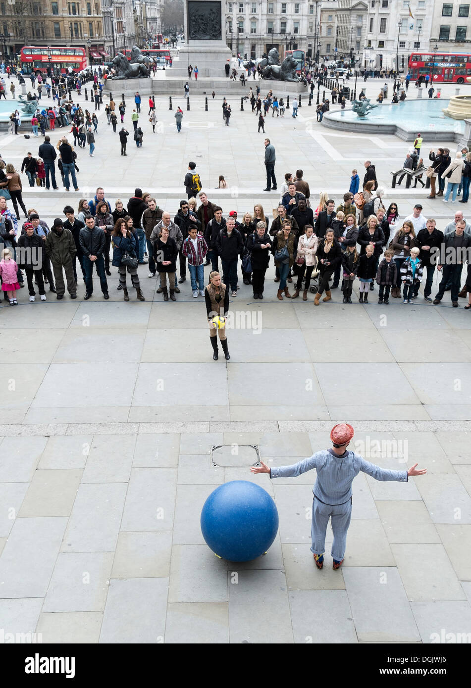 Un esecutore di strada divertente persone in Trafalgar Square a Londra. Foto Stock