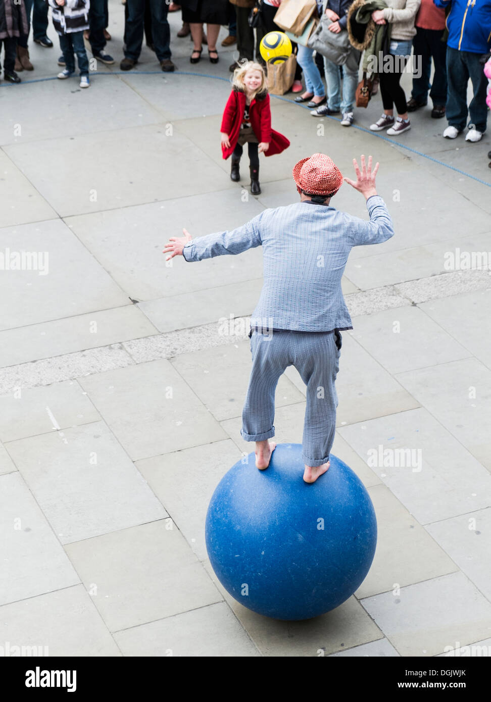 Un esecutore di strada divertente di persone a Londra. Foto Stock