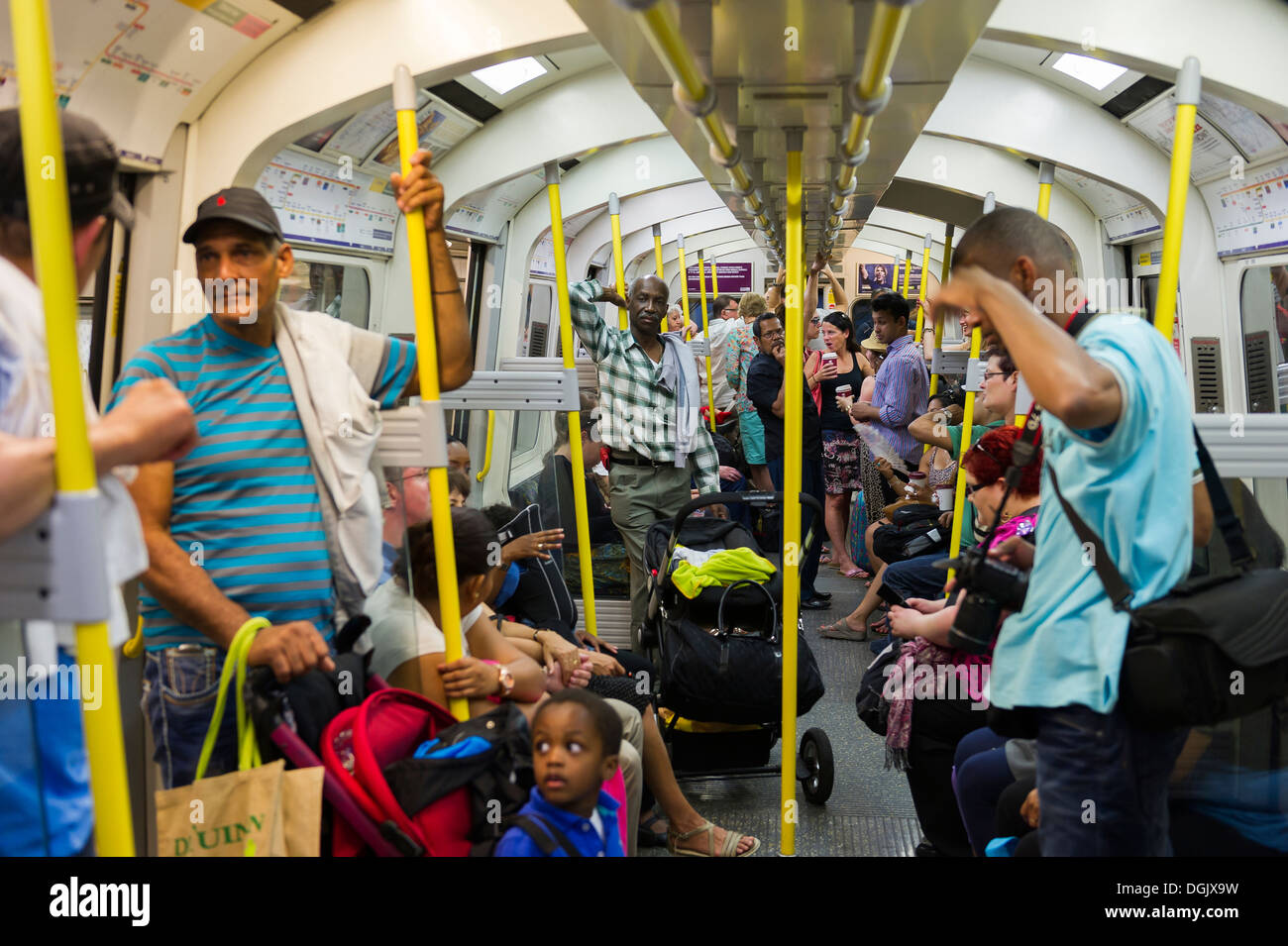 I passeggeri in un tubo caldo carrozza del treno a Londra. Foto Stock