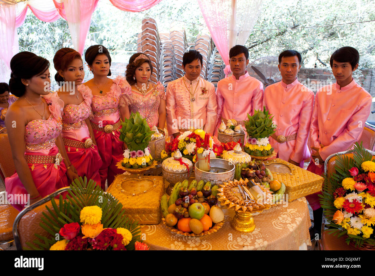 Cambogia Southeast Asia Asia SE phnom penh il viaggio di nozze gruppo buddista di persone di colore celebrazione immagine cambogia etnia pi Foto Stock