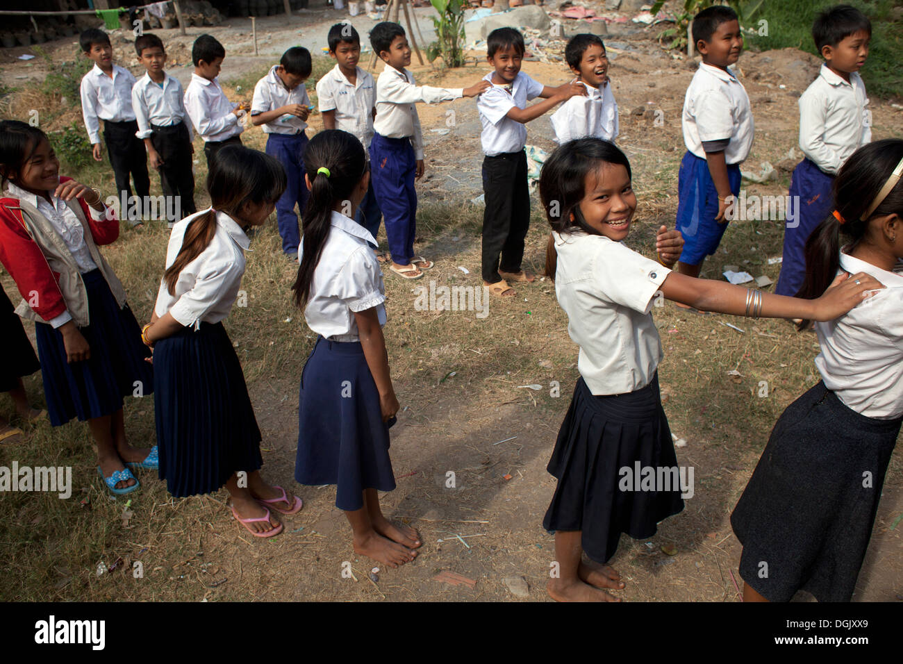 La scuola dei bambini line up dopo il recesso in una scuola del paese vicino a Battambang, Cambogia. Foto © Dennis Drenner 2013. Foto Stock