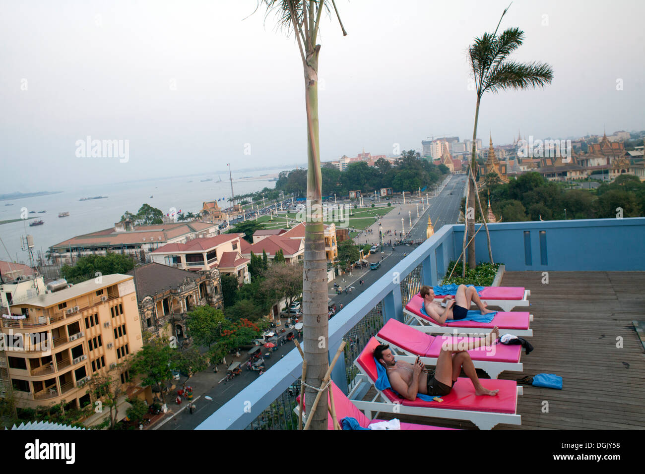 I turisti rilassarvi accanto a un tetto hotel pool in Phnom Penh Cambogia. Foto © Dennis Drenner 2013. Foto Stock
