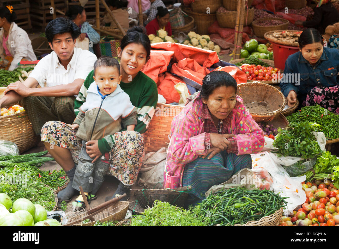 Un gruppo di famiglia in Nyaung oo Mercato in Bagan in Myanmar. Foto Stock