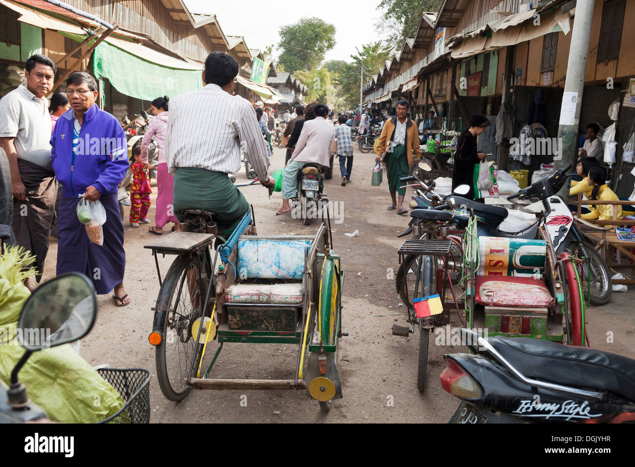 Una strada trafficata con riscio di Nyaung oo mercato in Bagan in Myanmar. Foto Stock