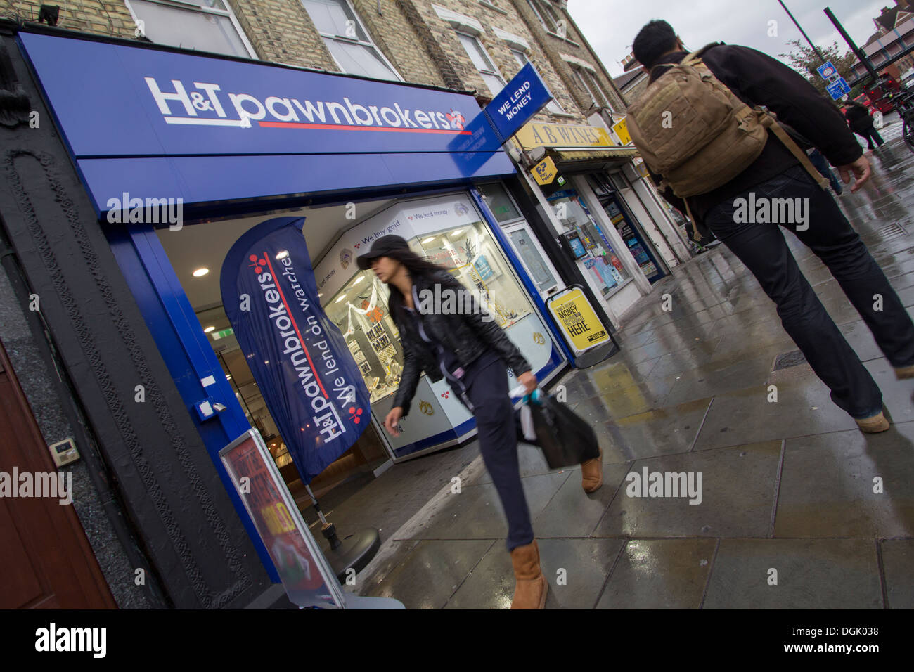 H&T Pawnbrokers filiale a Shepherd’s Bush, Londra, Regno Unito. Il prestatore di servizi offre prestiti giorno paga, pewnbroking, cassa assegni e servizi di acquisto oro, servendo clienti che cercano soluzioni finanziarie a breve termine. Foto Stock