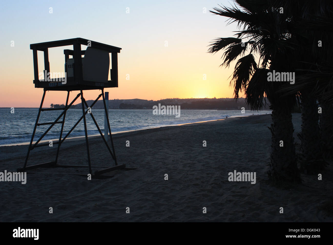 Tramonto sul Dana Point Beach con palma e torre bagnino nella California del Sud Foto Stock