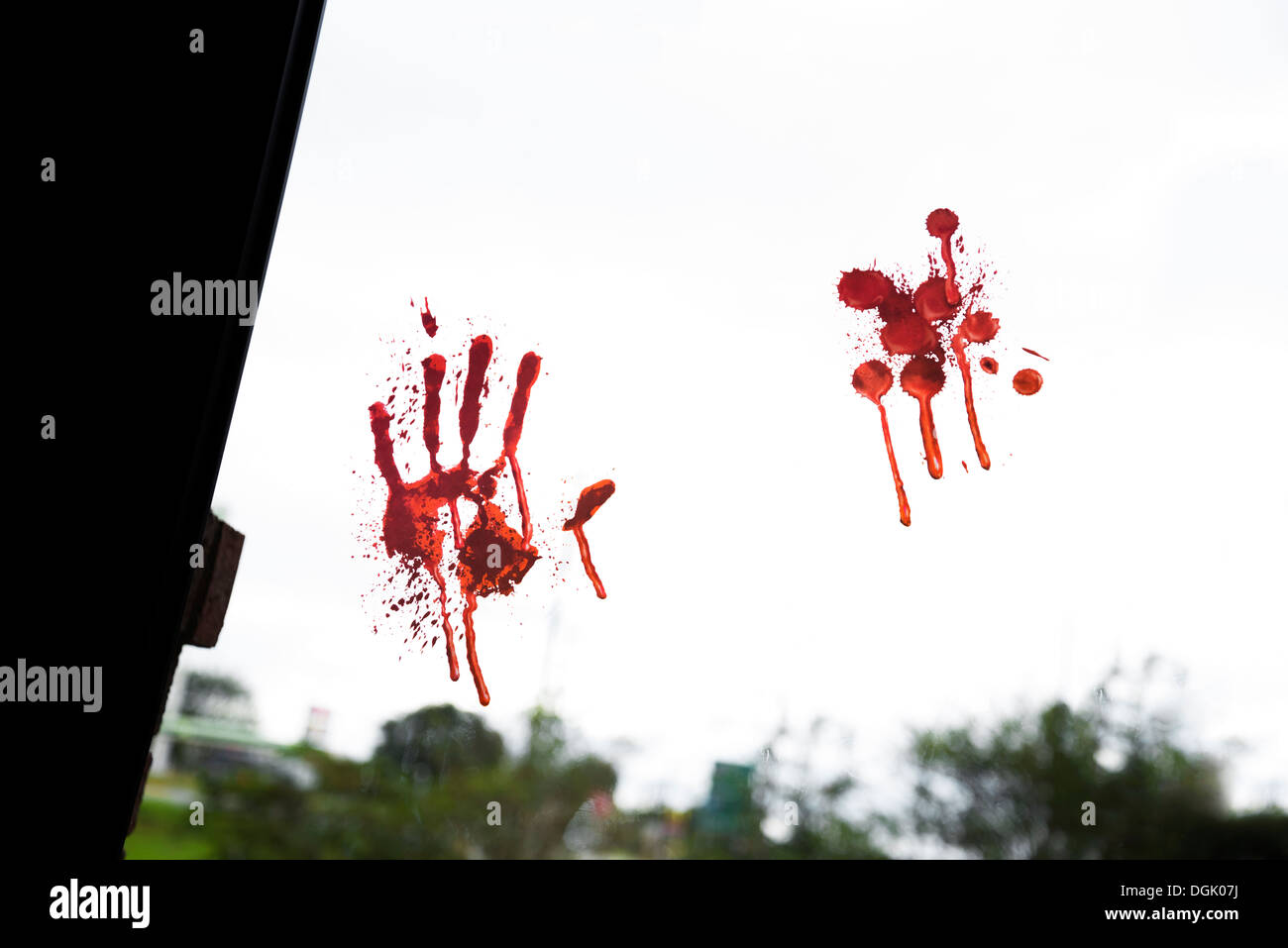 Bloody handprint sulla porta di vetro. Foto Stock