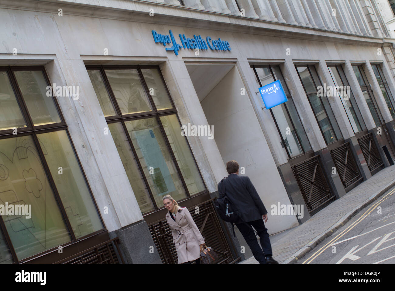 I pedoni passano davanti a un Bupa Health Centre nella City di Londra, Regno Unito, un fornitore di servizi sanitari privato che offre servizi medici nel cuore del quartiere finanziario della capitale Foto Stock