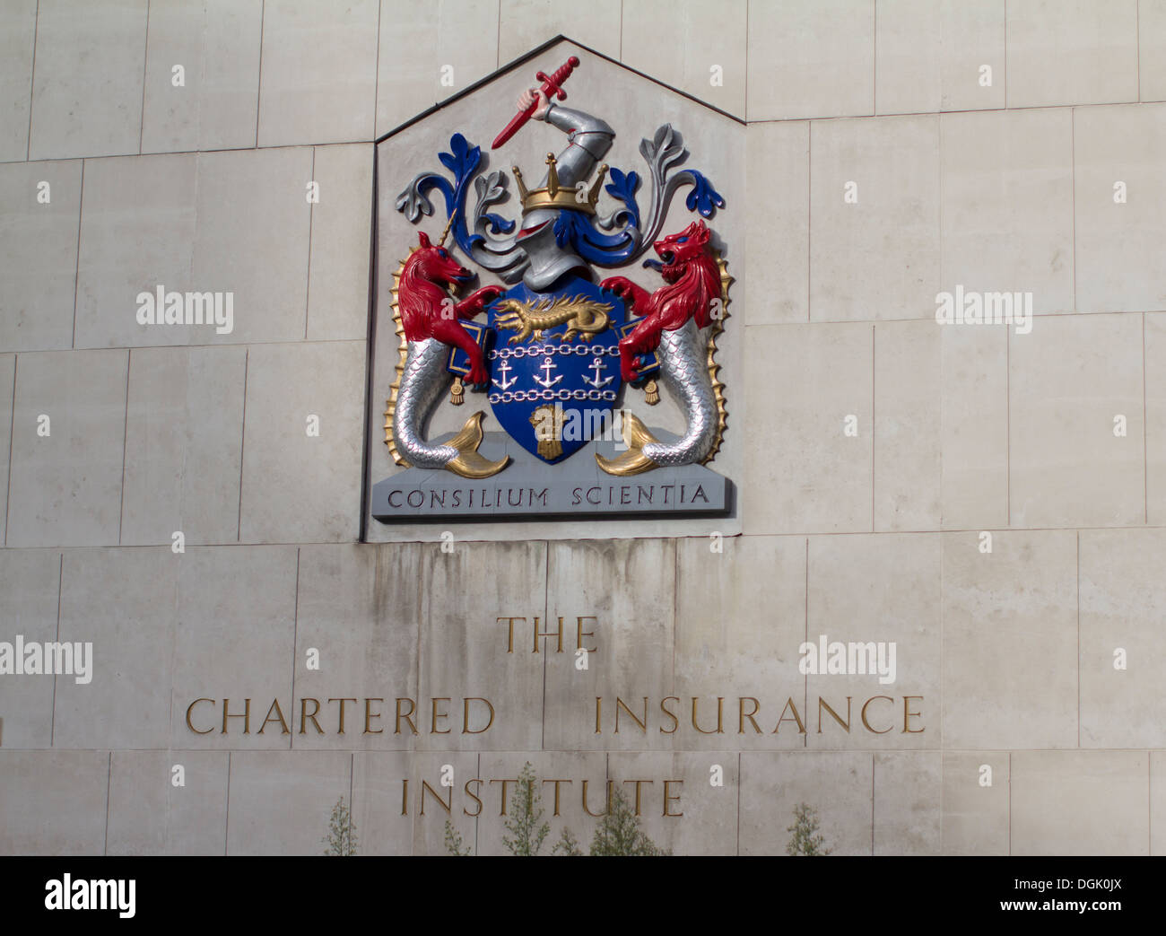 Lo stemma del Chartered Insurance Institute (CII) è esposto all'esterno del suo edificio storico nella City di Londra, nel Regno Unito, simboleggiando gli standard professionali nei settori assicurativo e finanziario Foto Stock