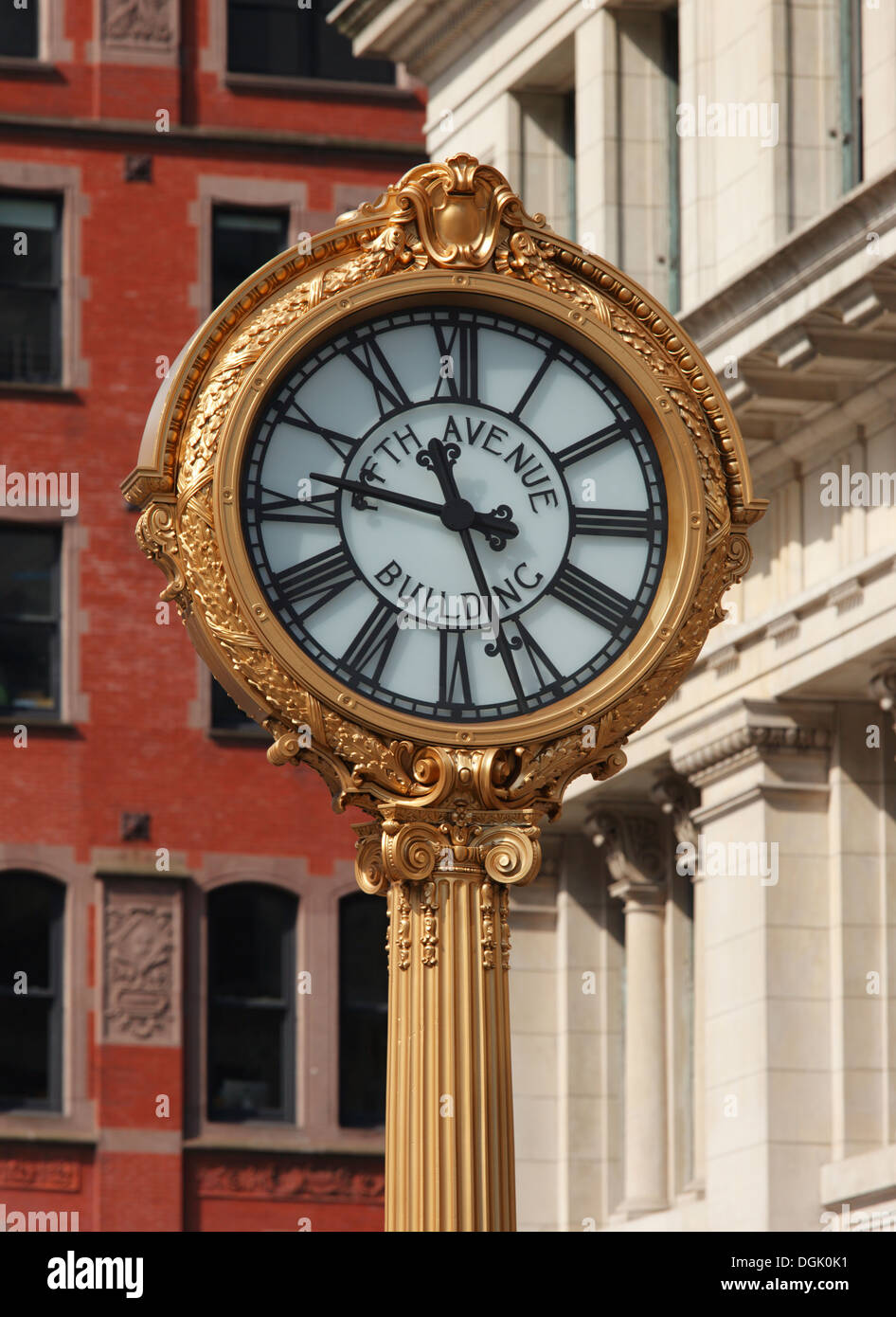 Orologio sulla Fifth Avenue a New York, Stati Uniti d'America. Foto Stock