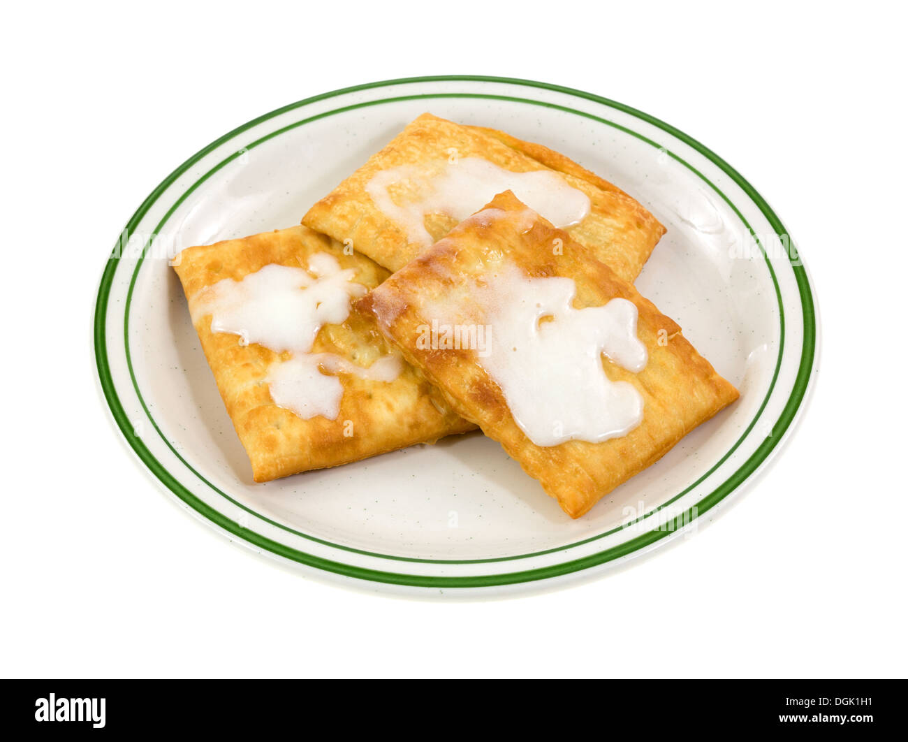 Un verde listati piastra con tre cucinato al momento tostapane pasticcini glassati con la glassa di formaggio cremoso su uno sfondo bianco. Foto Stock