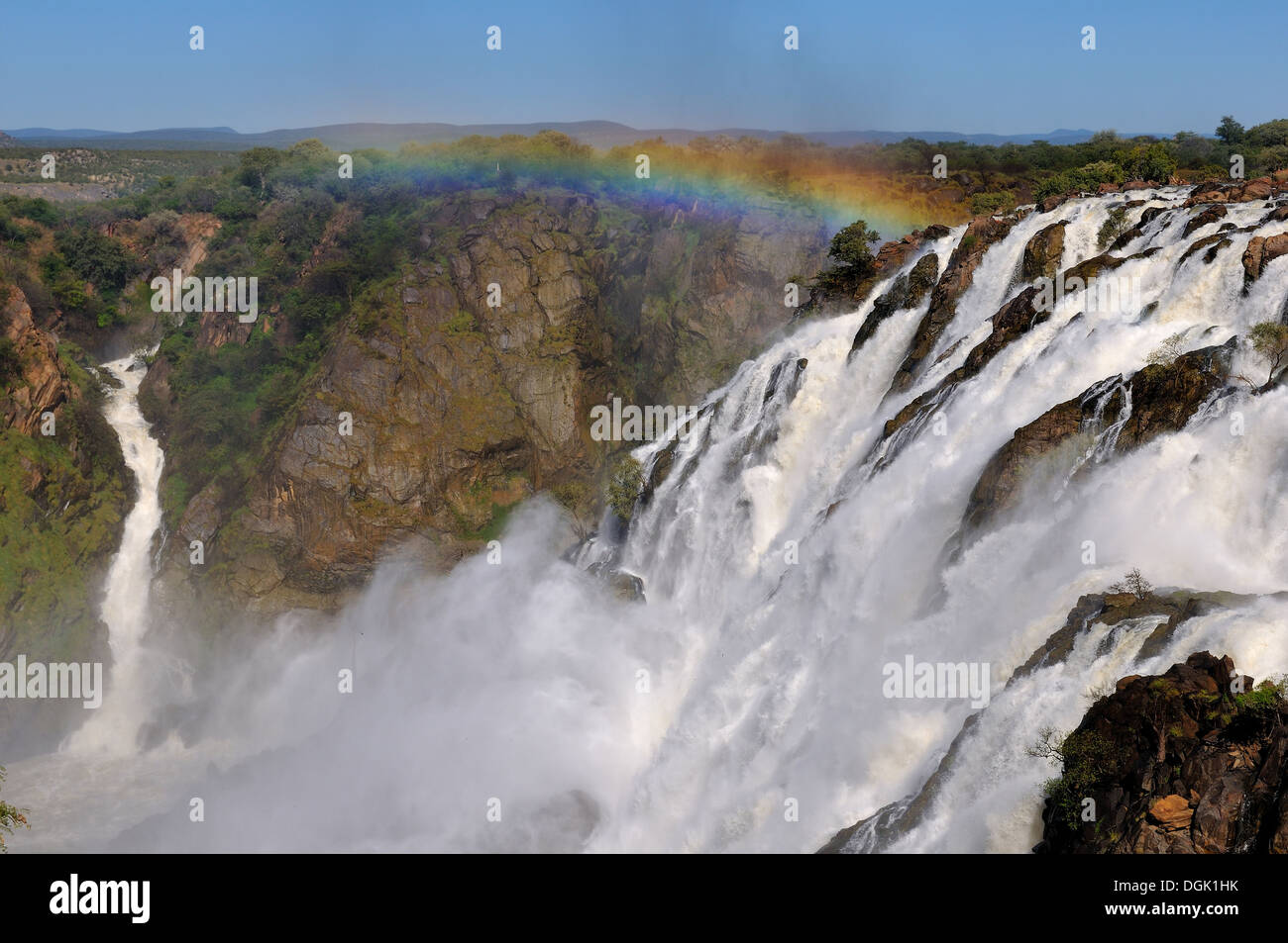 Rainbow sopra le cascate Ruacana sul boder tra Angola e Namibia Foto Stock