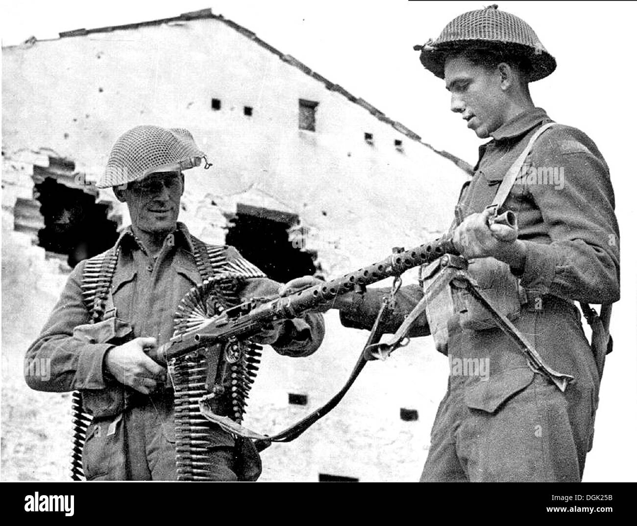 Soldati canadesi con catturato il tedesco MG34 mitragliatrice in Italia nel 1944 Foto Stock