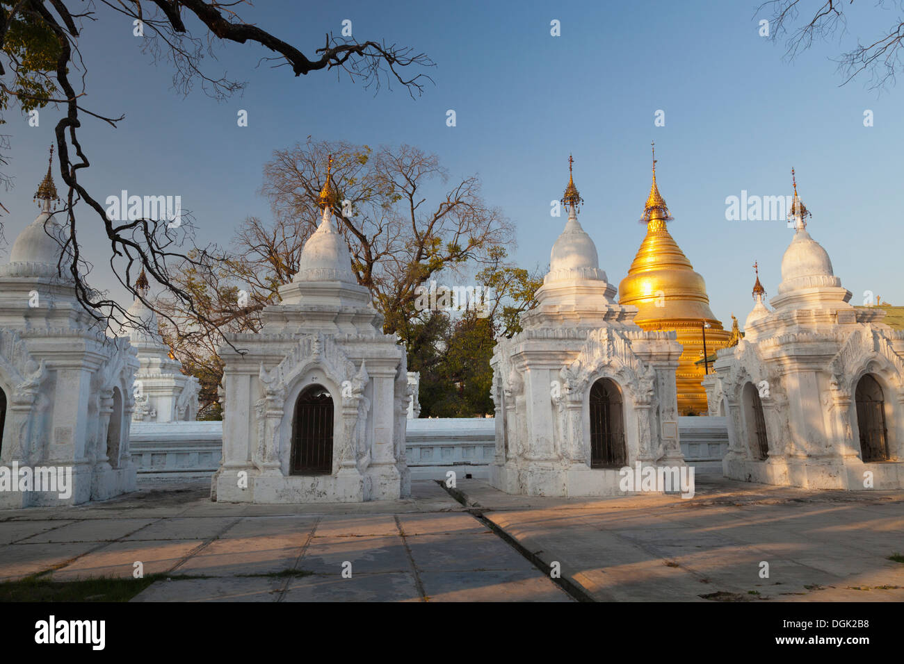 Fine luce alla Kuthodaw Pagoda di Mandalay in Myanmar. Foto Stock