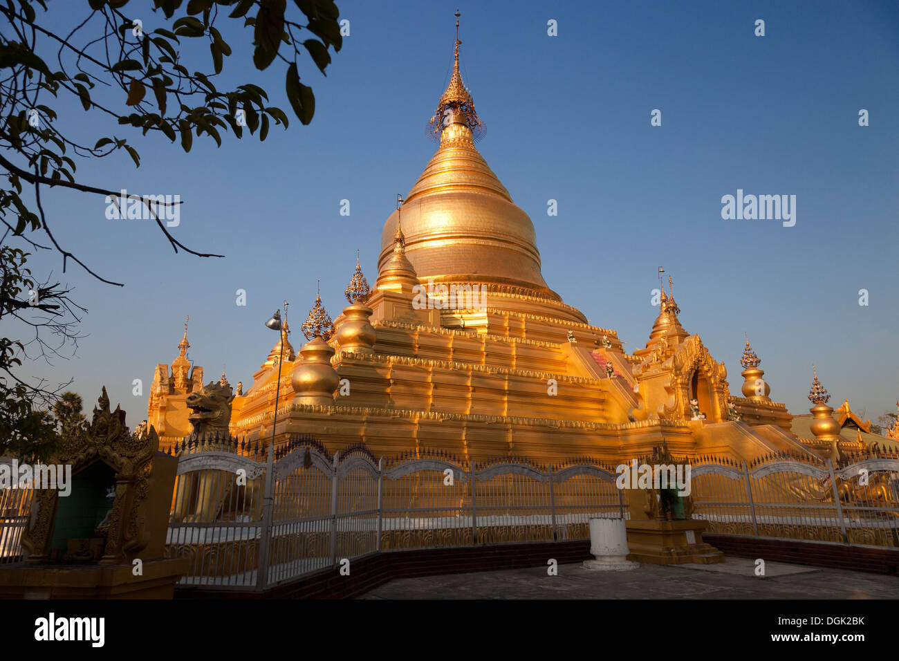 Fine luce alla Kuthodaw Pagoda di Mandalay in Myanmar. Foto Stock