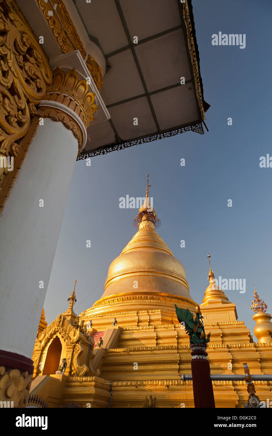 Fine luce alla Kuthodaw Pagoda di Mandalay in Myanmar. Foto Stock Fine luce alla Kuthodaw Pagoda di Mandalay in Myanmar. Foto Stock