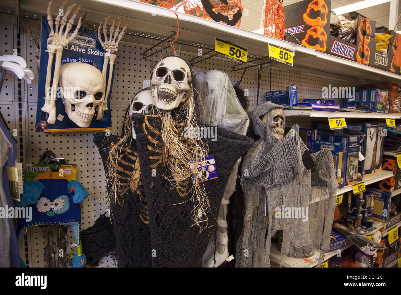 Decorazioni di Halloween in una varietà store, Brooklyn, New York. Foto Stock