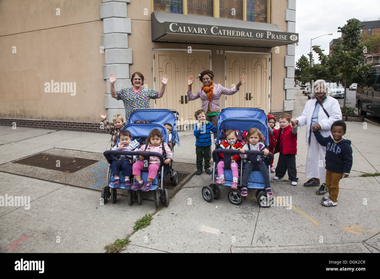 Scuola materna gruppo out nel quartiere in una calda giornata autunnale, Brooklyn, New York. Foto Stock