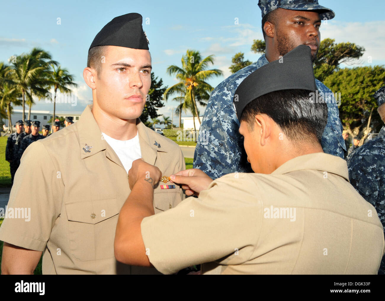 KEY WEST, Fla. (ott. 11, 2013) Aircrewman navale (elicottero) 2a classe Juan Sarango Castillo perni di equipaggi navali Warfare spe Foto Stock