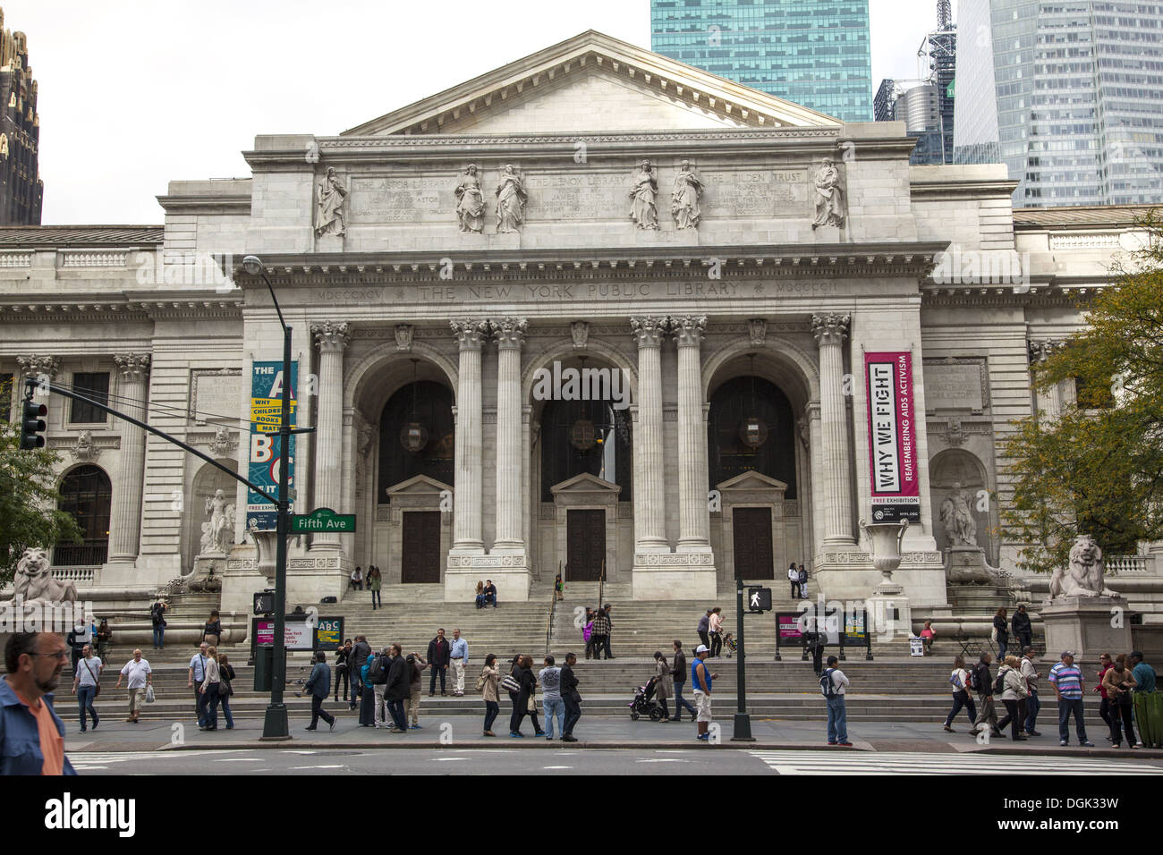 Guardando attraverso la Quinta Avenue sulla 41st Street presso l'ingresso principale della Biblioteca Pubblica di New York. Foto Stock