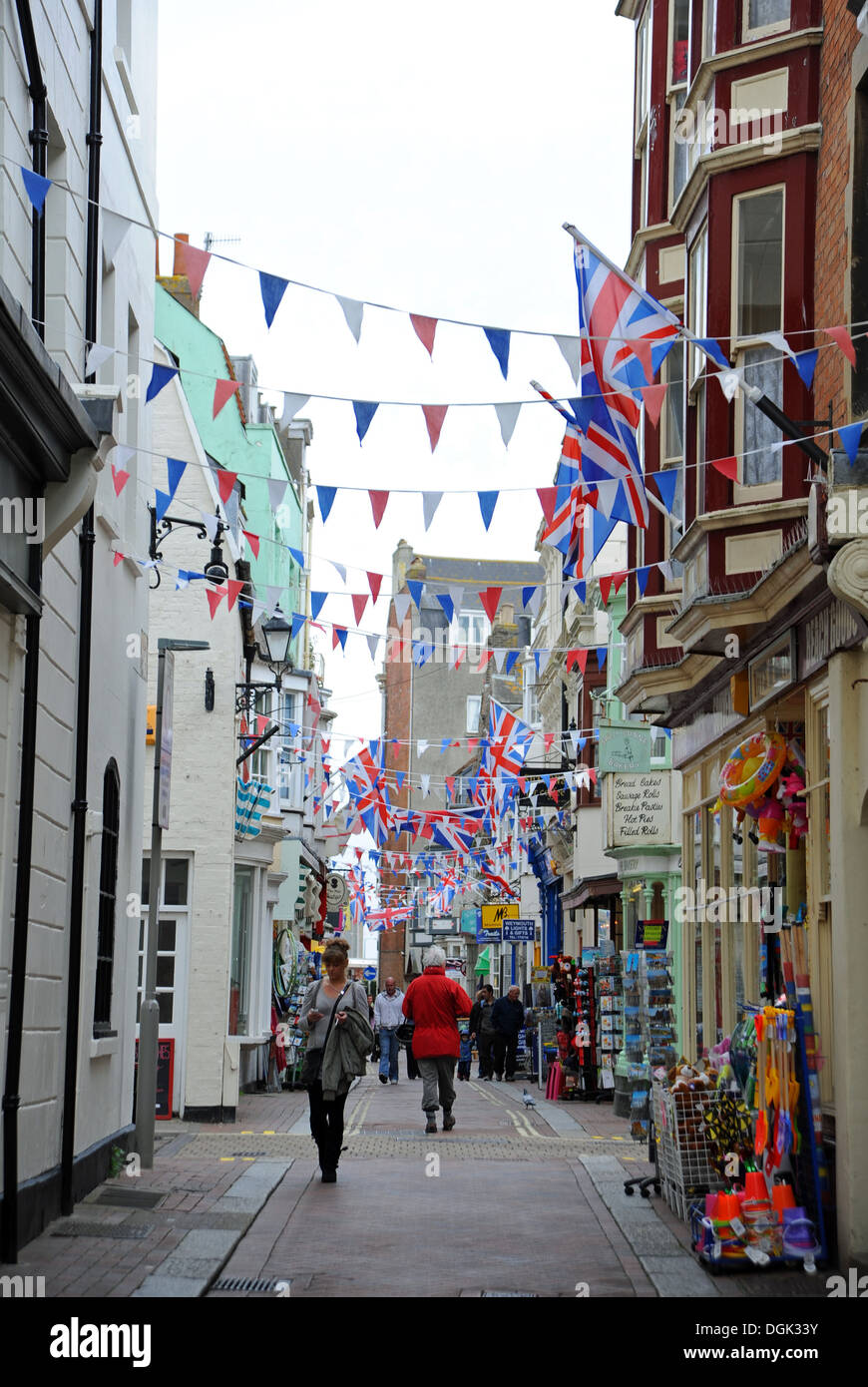 Stretta strada dello shopping con unione jack bunting e negozi di articoli da regalo Weymouth Dorset Wessex REGNO UNITO Foto Stock