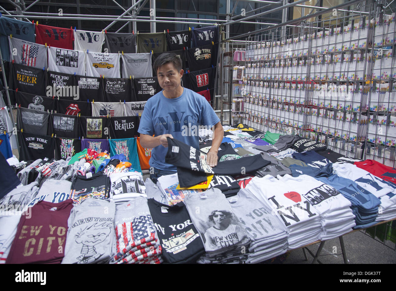 T-shirt fornitore a una fiera di strada a Manhattan NYC. Foto Stock